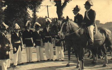 1950_Antreten 3.jpg - Anweisungen von Major Eßling-Messing mit Adjutant Huber Wensing an seine Offiziere v.l. Johann Winking, Walter Kloster, Anton Schlüter, Kurt Stockhorst. Karl Eskes und Wissing.